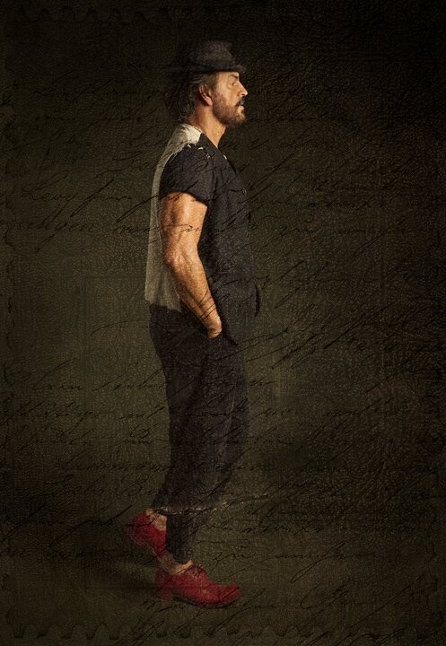 Ricardo Arjona Recreates 20-Year-Old Gesture for Original 'Lady of Four Decades'