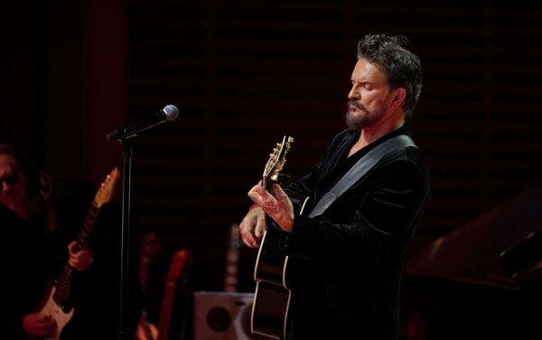 Ricardo Arjona Releases New Album and Returns to Roots